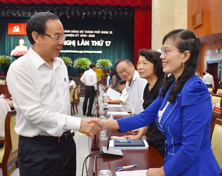 Bí thư Thành ủy Nguyễn Văn Nên gặp gỡ các đại biểu tham dự hội nghị.